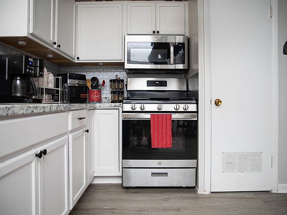5th image of 401 W 12th St