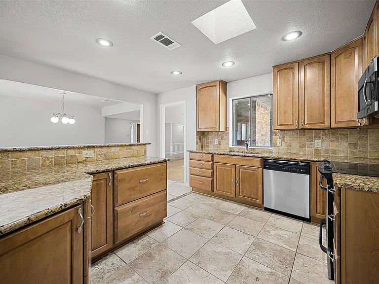 2011 Reverchon Dr — Photo 11