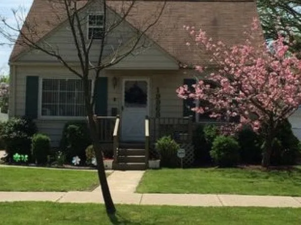 19968 Elkhart St, Harper Woods, MI 48225