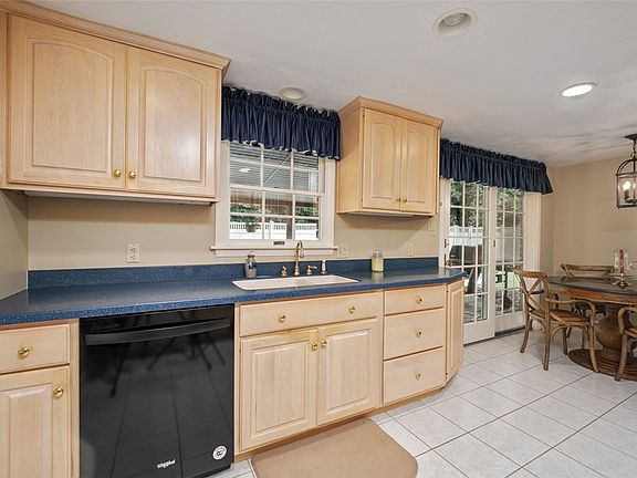 3rd image of 626 Courtview Dr
