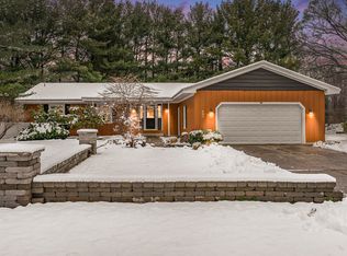 963 Acorn Dr, Holland, MI 49424