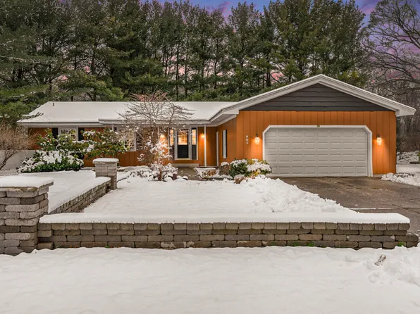 963 Acorn Dr, Holland, MI 49424