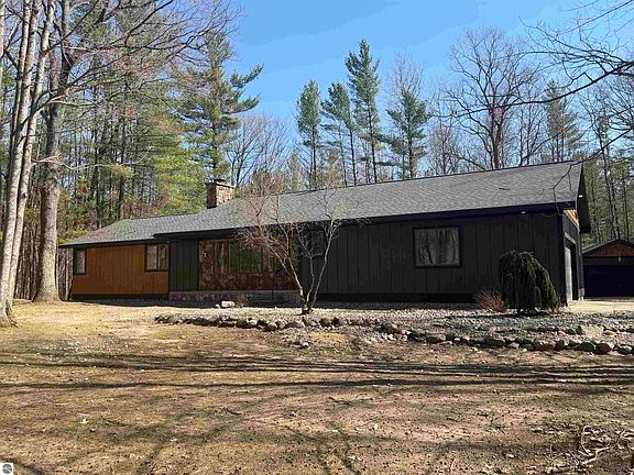 2nd image of 10852 Black Bear Rd NE