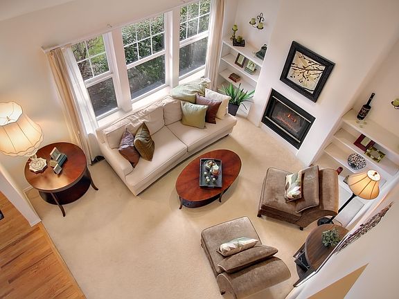 Vaulted Ceilings--Lots of Light 