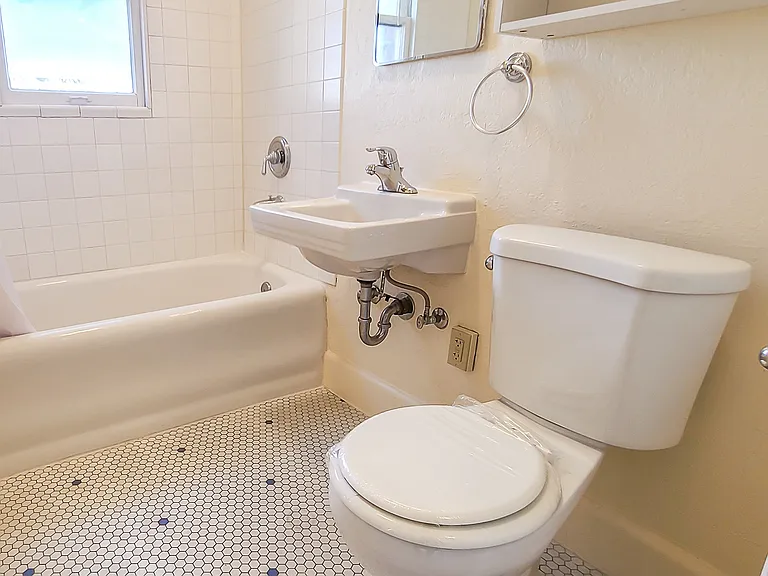 Rena Villa - Portland Oregon - One Bedroom - Bathroom