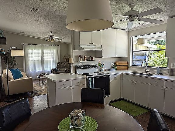 5th image of 305 Sunbird Sq