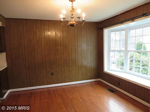 SPACIOUS BAY WINDOW IN FAMILY ROOM