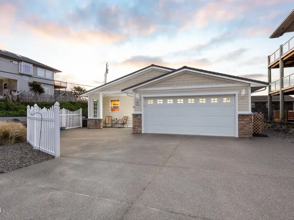 1011 SW 8th St, Lincoln City, OR 97367