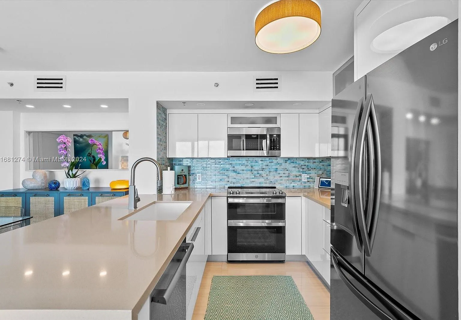 2 bed, 1080 sqft, $9,000 — Photo 3