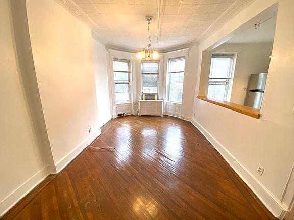 3rd image of 162 Underhill Ave #4