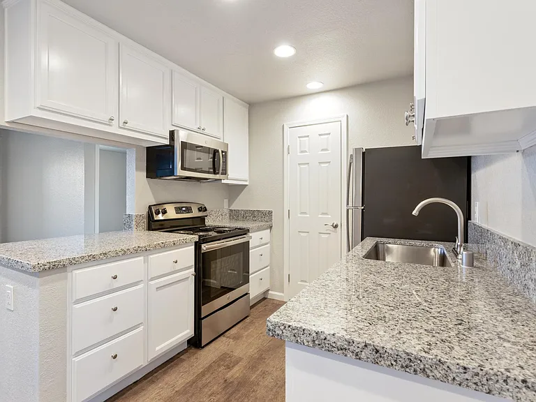 Live Oak Apartments — Photo 15