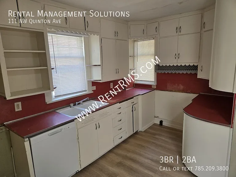 111 NW Quinton Ave — Photo 8