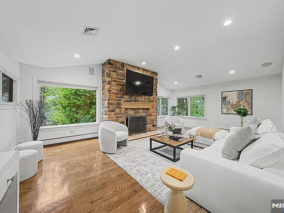 3rd image of 45 Oxford Drive
