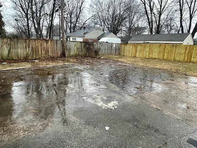 3 bed, 1.0 bath, 1202 sqft, $1,095 — Photo 3