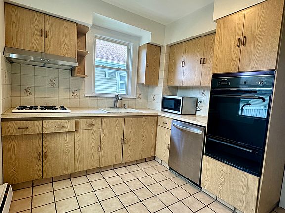 3rd image of 7-31 Henderson Blvd Floor 1