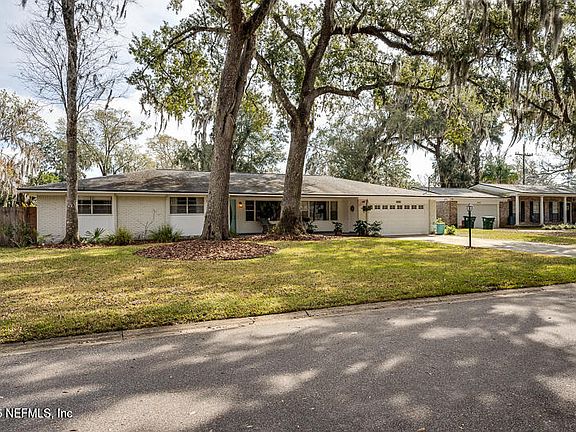 3rd image of 8481 PHILROSE Drive W