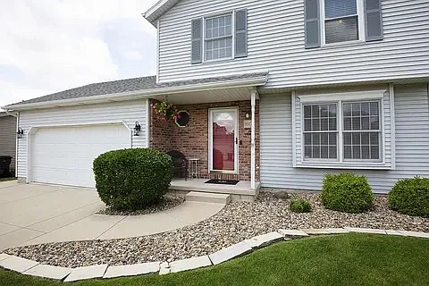 4 bed, 3.5 bath, 2695 sqft, $2,900 — Photo 2