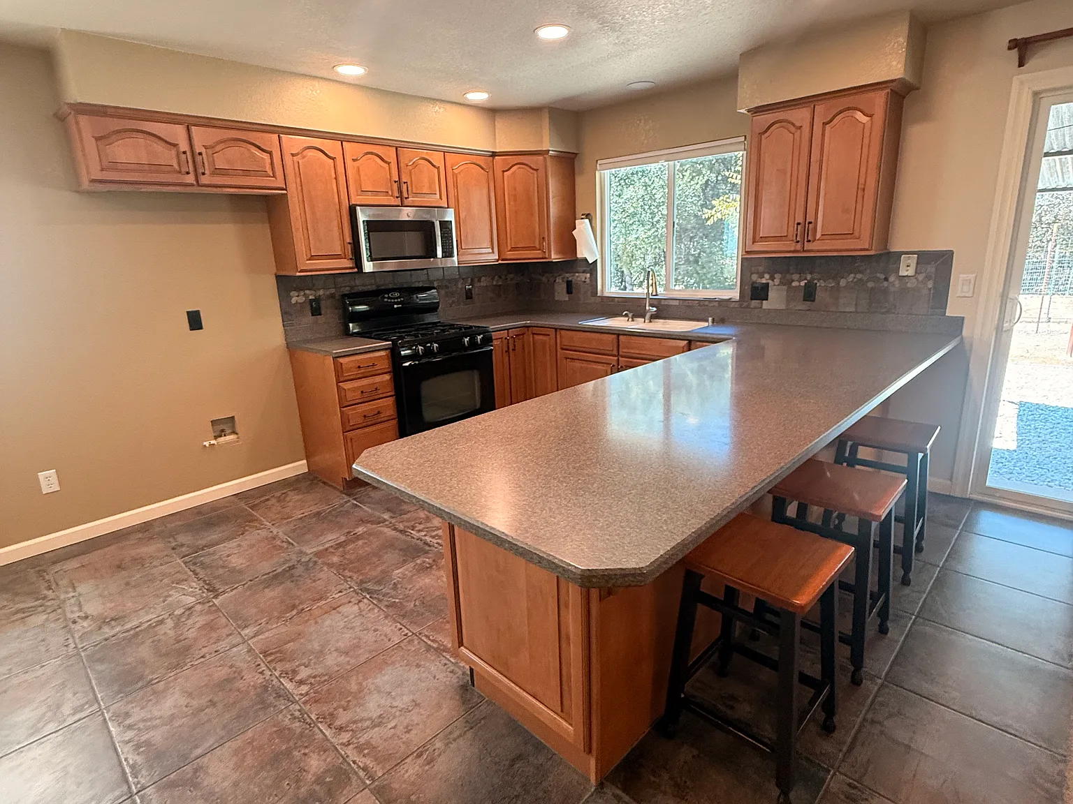3 bed, 1265 sqft, $2,100 — Photo 1