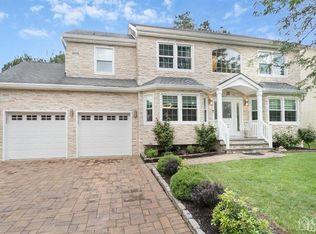 20 Alexis Ct, Colonia, NJ 07067