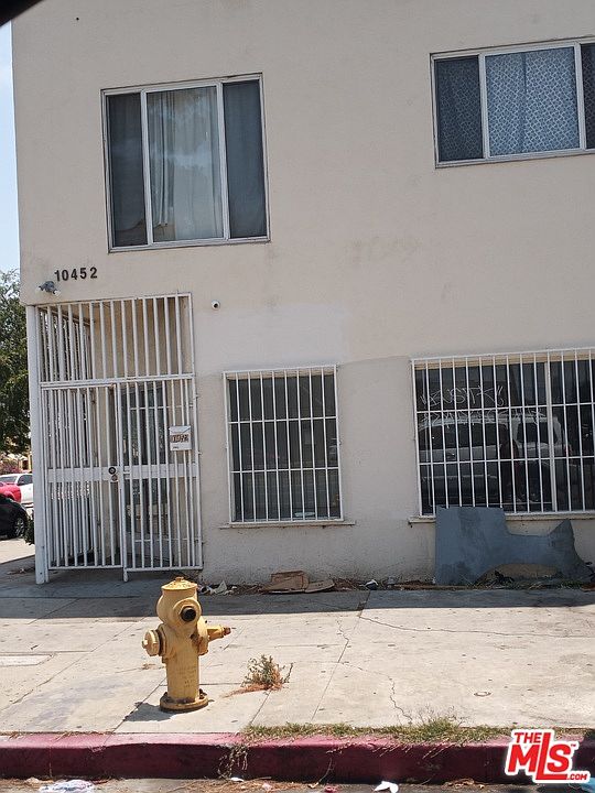 2nd image of 850 W 104th Pl
