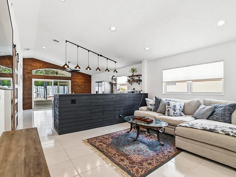 5690 Green Island Dr — Photo 2