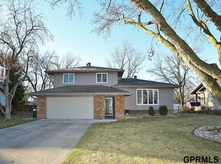 21319 Fieldcrest Dr, Elkhorn, NE 68022