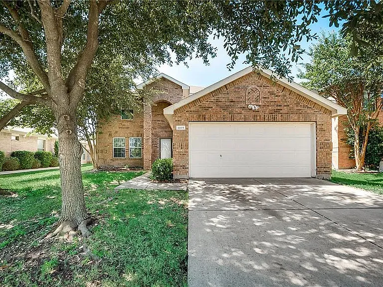 1109 Boxwood Dr — Photo 1