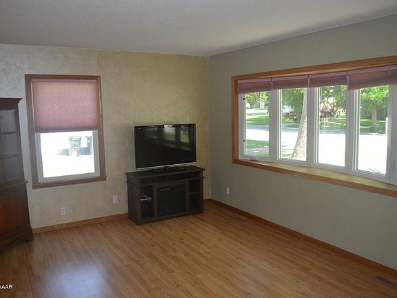 4th image of 209 2nd Ave NE