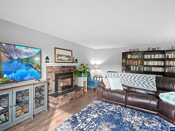 4th image of 1328 Alberta Ave E