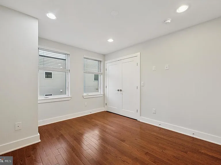 192 W Oxford St — Photo 13