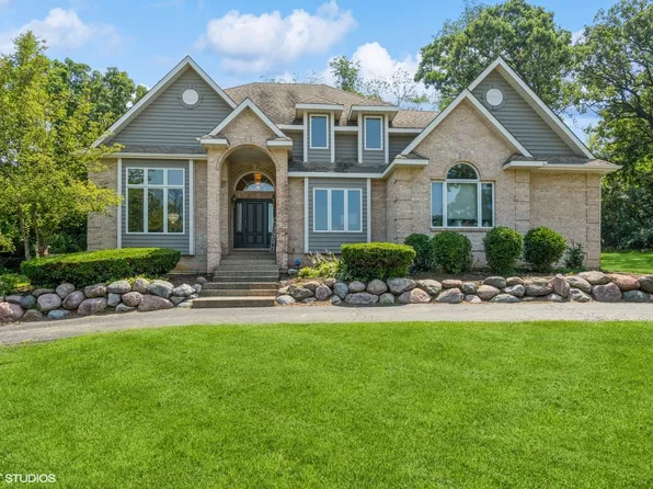 7310 Hillside Dr, Spring Grove, IL 60081