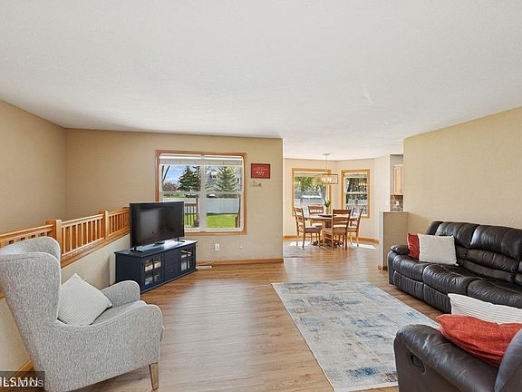 4th image of 28942 Dawson Ave
