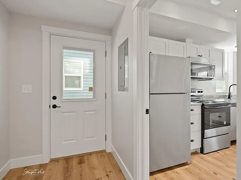984 E Lander St — Photo 7