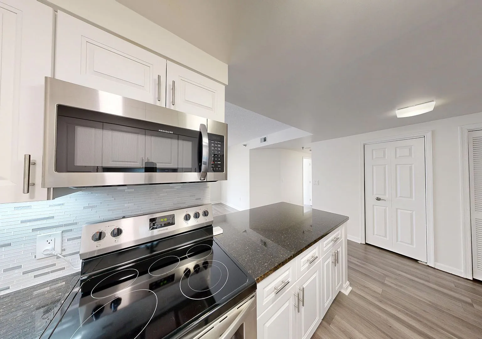 Beautifully updated 2Bed/2bath Condo w/ assigned parking! — Photo 3