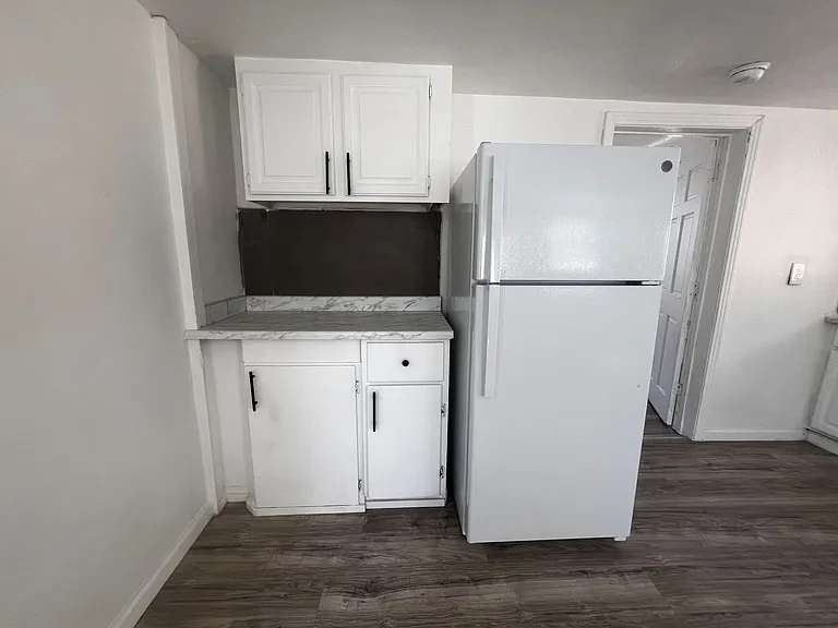 319 E St — Photo 11
