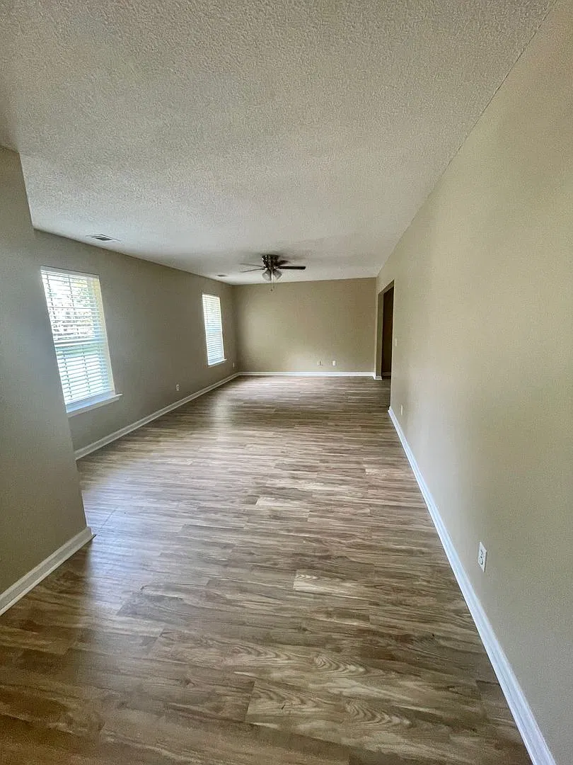 Spacious 4-Bedroom, 2-Bath Home with Fenced Backyard & Lawn Care Included — Photo 2