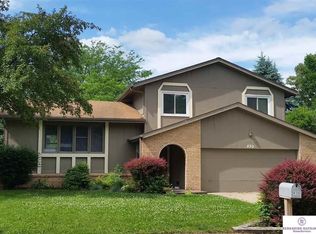830 Crest Dr, Papillion, NE 68046