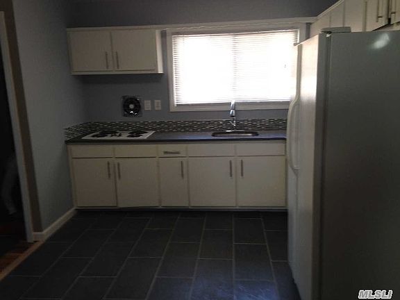 3rd image of 250 Stewart Ave