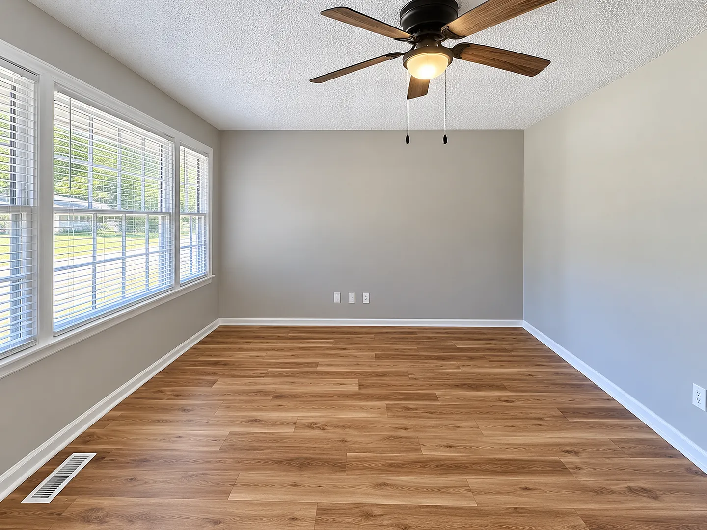 Charming 3-bedroom home conveniently located in Southeast Columbia! — Photo 2