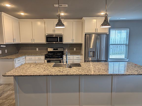 5th image of 700 Hawthorn Way