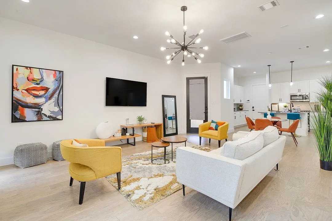Welcome to this move-in ready 3-bed, 2.5-bath home in the thriving East Downtown Market Street area. — Photo 4