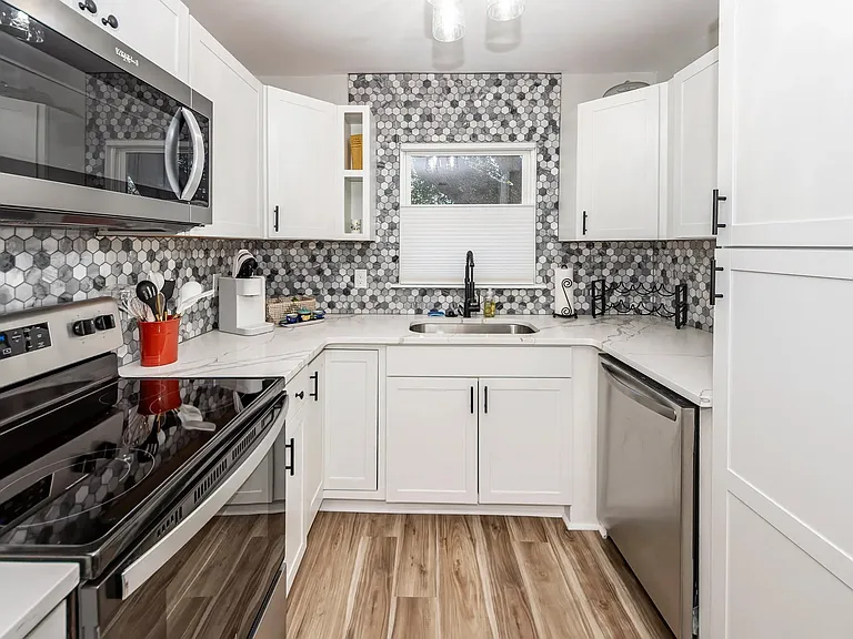 1511 Larry St — Photo 15