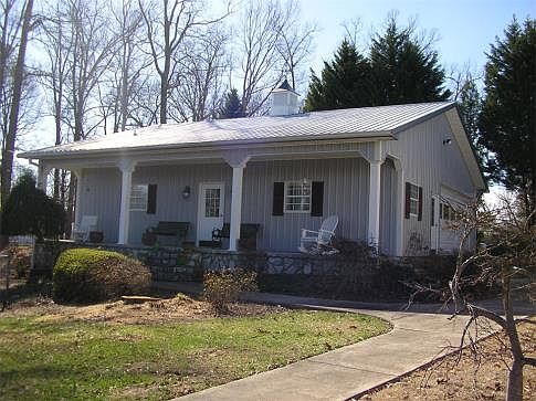 Detached garage and apartment