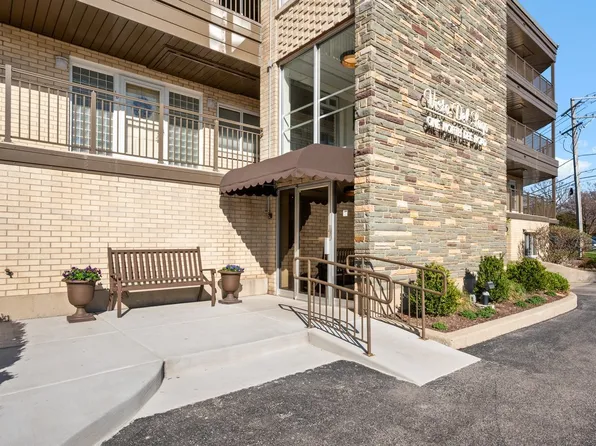 1 N Dee Rd APT 1C, Park Ridge, IL 60068
