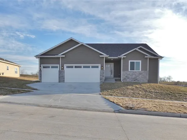 2703 Bos Landen Dr, Pella, IA 50219