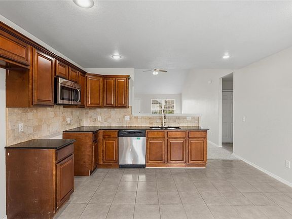 3rd image of 503 Driftwood St