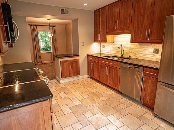 3rd image of 106 Canterbury Ct