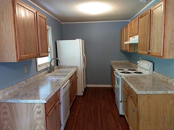 3rd image of 709 Rolling Hills Dr