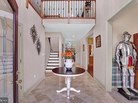 4th image of 205 Hillview Cir