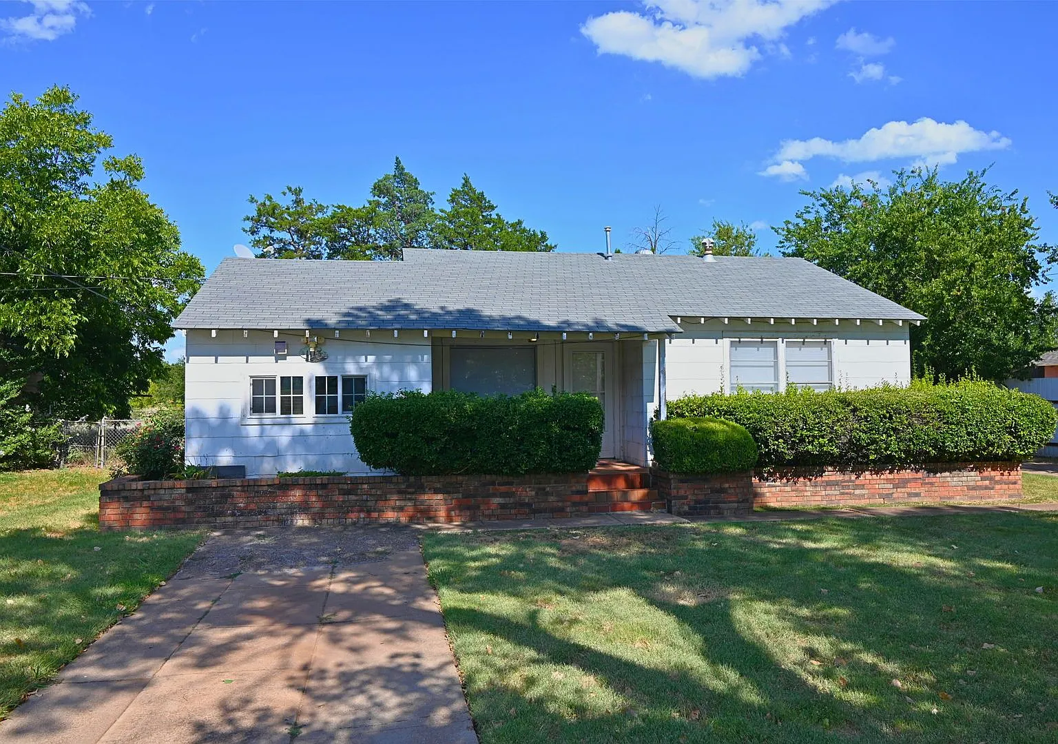 2 Bed 1 Bath With Character In Ray Massie! — Photo 1